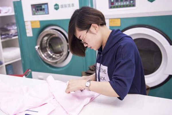 夏天的衣服在干洗店洗一般多少钱？有多大利润
