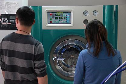 UCC国际洗衣加盟商罗晓光在参与技术培训中