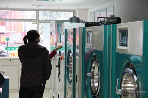 全自动环保干洗机——UCC洗衣的加盟商在挑选机器