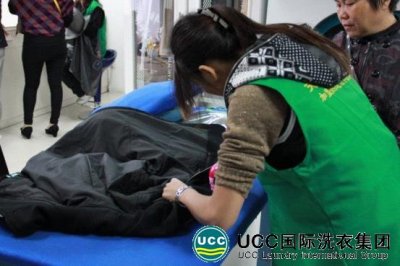 UCC干洗店加盟商在总部学习干洗技术