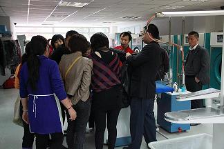 UCC洗衣加盟商在实地学习技术