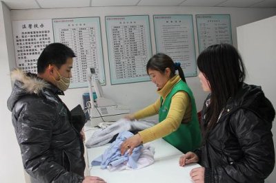 UCC干洗店加盟商认真对待每一件衣服