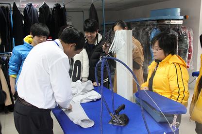 UCC国际洗衣加盟商参与熨烫技术培训中