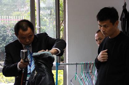 UCC国际洗衣加盟商在皮具护理