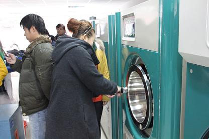 UCC国际洗衣加盟商在操作干洗设备
