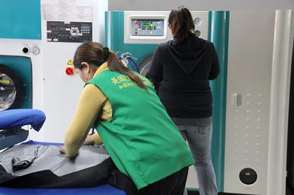 加盟商参与熨烫培训课程中，UCC国际洗衣