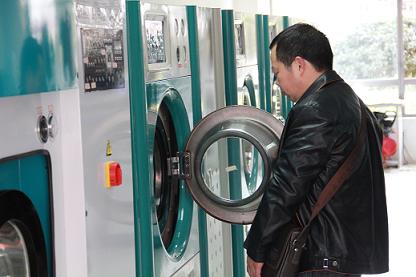 加盟商在研究干洗设备中,UCC品牌培训基地