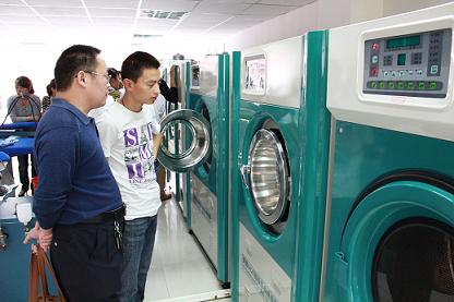 UCC国际洗衣加盟商选购设备中