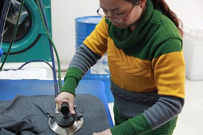 加盟商进行熨烫培训，知名品牌UCC国际洗衣培训基地