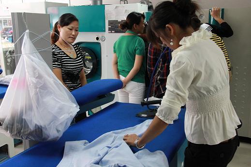 伍女士技术培训中，UCC国际洗衣加盟商