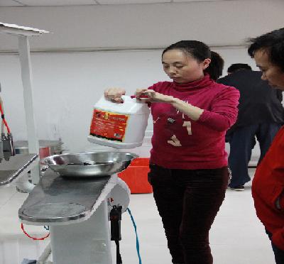 UCC国际洗衣旗下加盟商在进行干洗行业相关技术培训