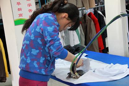 UCC加盟商学习熨烫技巧