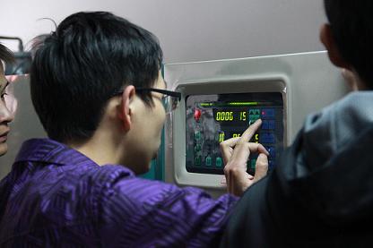 加盟商研究干洗设备中，UCC品牌