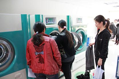 干洗店经营者参与UCC品牌总部技术培训