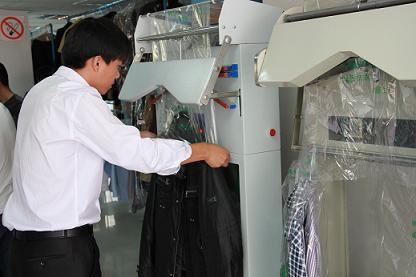 UCC加盟商学习如何包装衣物相关技术培训