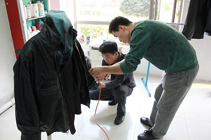 UCC国际洗衣加盟商进行皮衣技术实践中